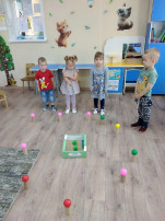 Играли с мишкой Играли с мишкой.