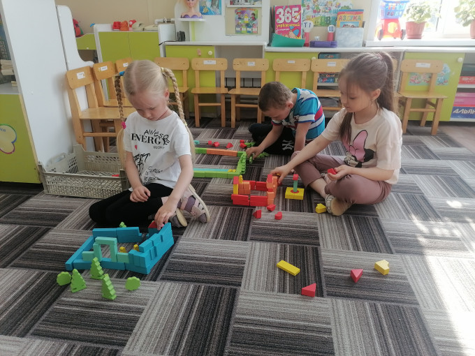 Играем с кубиками Играем с кубиками.